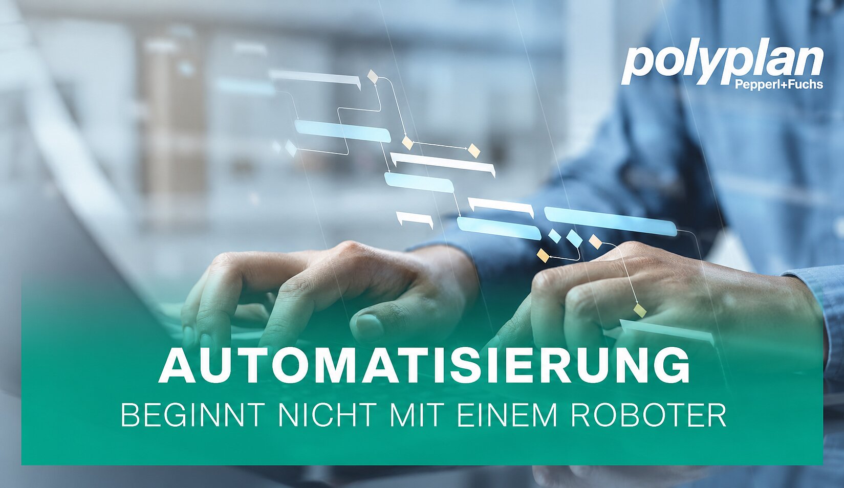 Nahaufnahme von Händen bei der Arbeit an einem Laptop, überlagert von einem digitalen Prozessdiagramm mit vernetzten Abläufen und Entscheidungspunkten. Das Bild ist in kühlen Blau- und Türkistönen gehalten. Im unteren Bereich steht auf grünem Hintergrund die Botschaft „AUTOMATISIERUNG BEGINNT NICHT MIT EINEM ROBOTER“. Oben rechts befindet sich das weiße Logo von polyplan Pepperl+Fuchs.